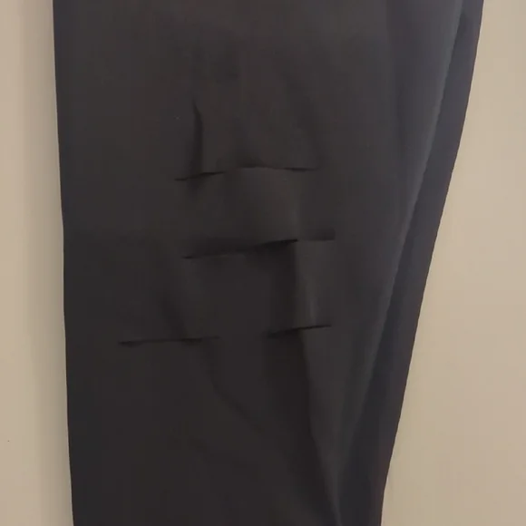 ALO Yoga Black Leggings With Front Cutouts - Picture 5 of 8